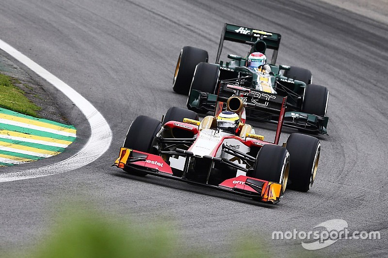 Pedro De La Rosa, HRT Formula 1 Team leads Vitaly Petrov, Caterham