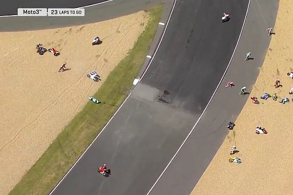 Multitudinaria ca&iacute;da en Moto3 con m&aacute;s de 15 pilotos implicados