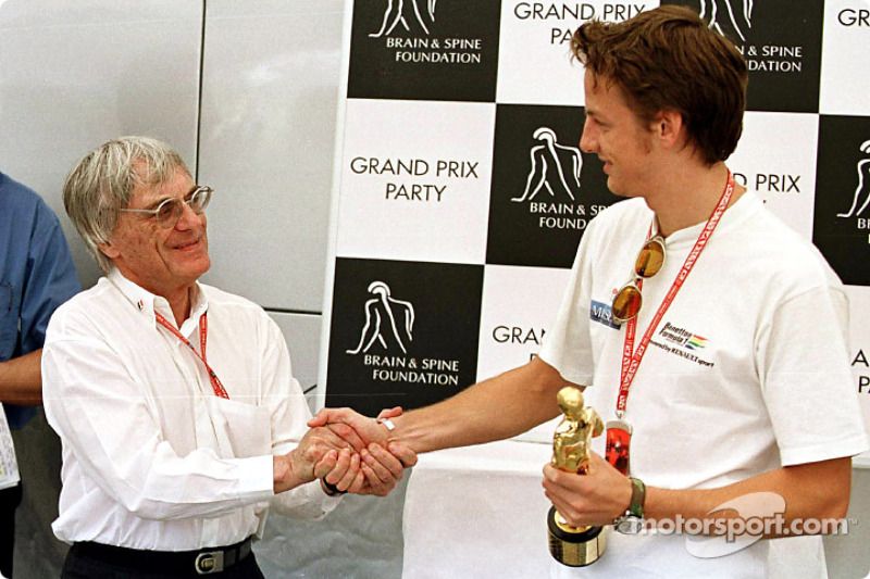 Fiesta del Gran Premio para la Brain & Spine Foundation: Jenson Button recibiendo su 