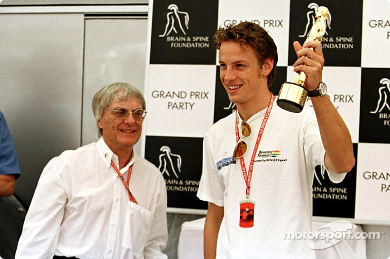 Soirée pour la Fondation Brain & Spine : Jenson Button reçoit son "Bernie" de la part de Bernie Ecclestone