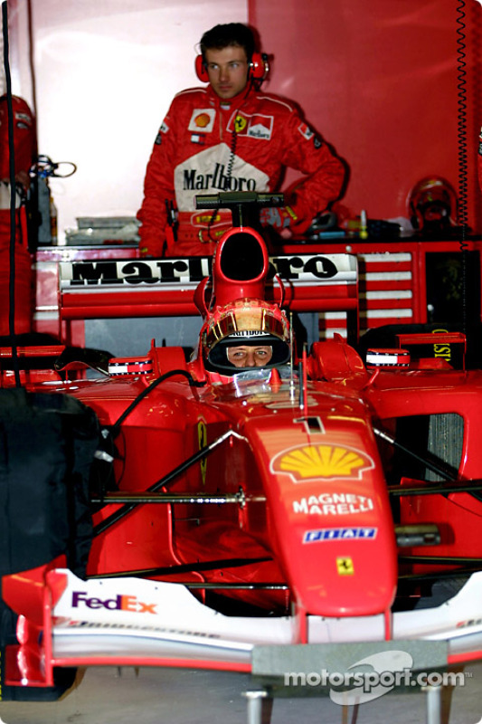 Michael Schumacher en el garage, antes de la carrera