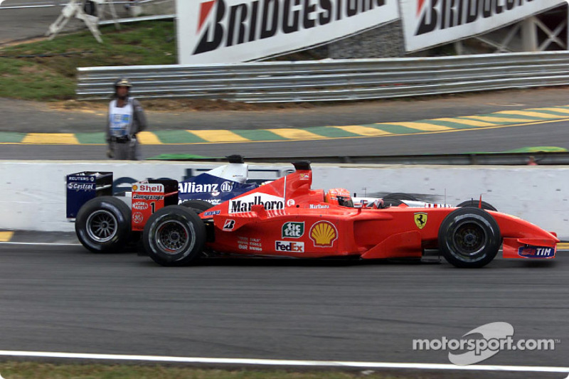 Restart : Montoya attaque Schumacher
