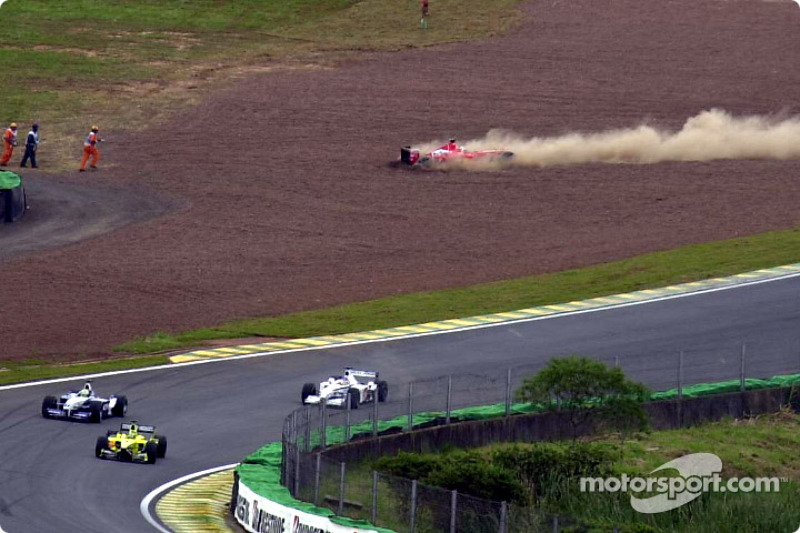 Reinicio: Rubens Barrichello sale de la pista