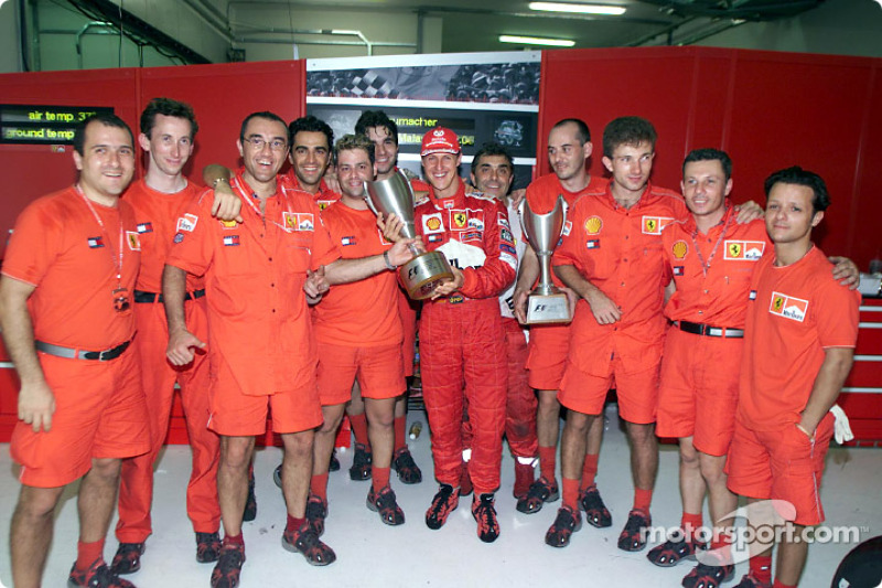 Michael Schumacher y el Equipo Ferrari celebrando después de la carrera