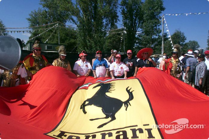 Un Cavallino Rampante gigante