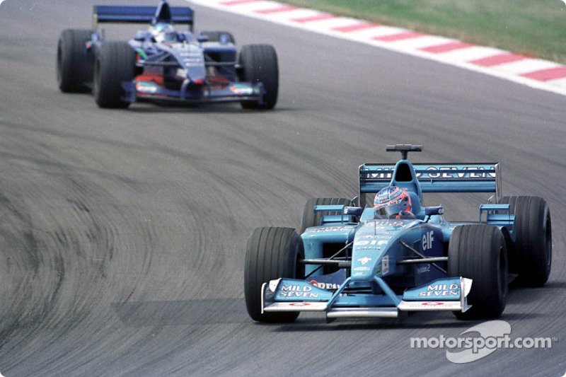 Jenson Button delante de Jean Alesi en el GP de Europa