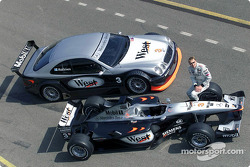 Mika Hakkinen completed 31 laps ve AMG Mercedes CLK-DTM West McLaren Mercedes renk düzeni, Brno