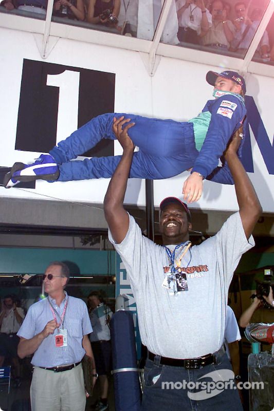 Nos bastidores daquele GP, Nick Heidfeld - o mais baixinho dos pilotos da F1 - foi levantado por Shaquille O'Neal.