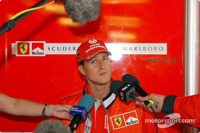 Michael Schumacher saludando a la prensa el jueves