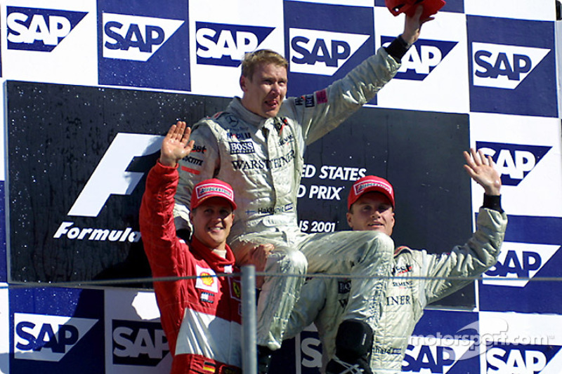 Podyum: Yarış galibi Mika Hakkinen ve Michael Schumacher ve David Coulthard