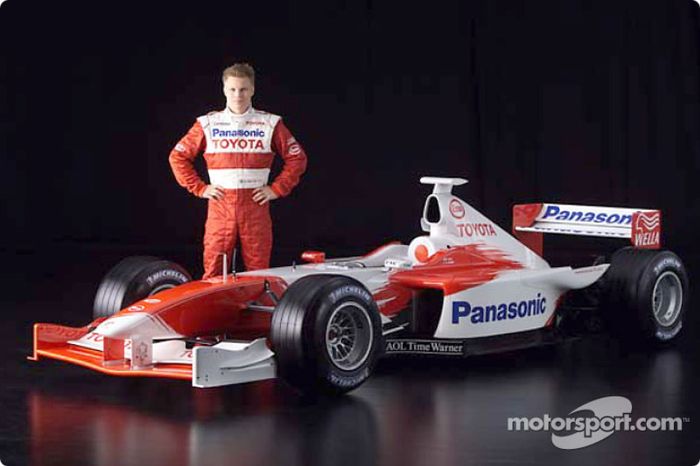Mika Salo y el Toyota Formula 1 TF102 2001