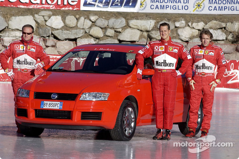 Rubens Barrichello, Michael Schumacher y Luca Badoer con el Fiat Stilo