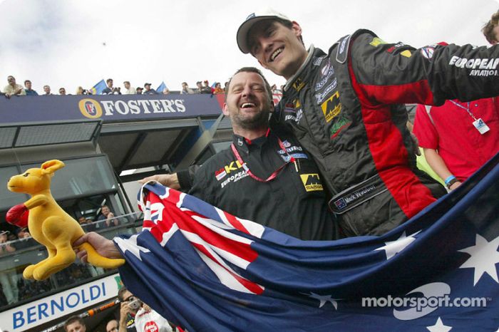 Mark Webber, Paul Stoddart y el canguro boxeador celebrando