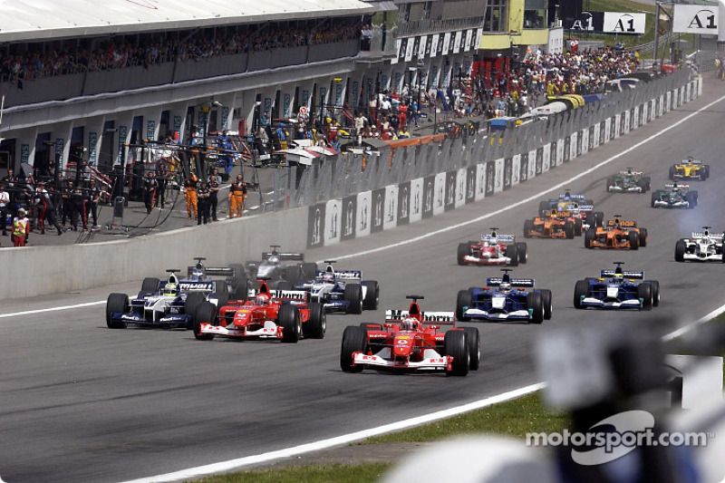 Approaching the first corner: Rubens Barrichello taking the lead in front of Michael Schumacher and 