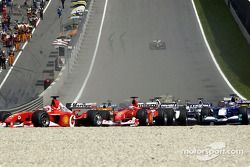 Primera curva: Rubens Barrichello delante de Michael Schumacher