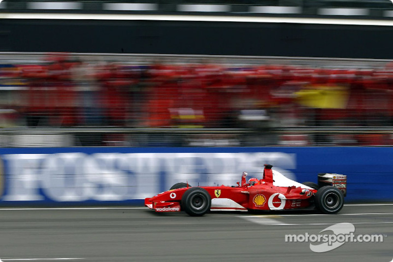 Michael Schumacher recibiendo la bandera a cuadros