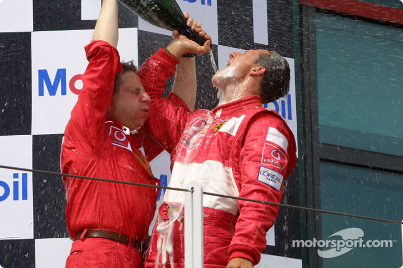 Champaña para Michael Schumacher y Jean Todt