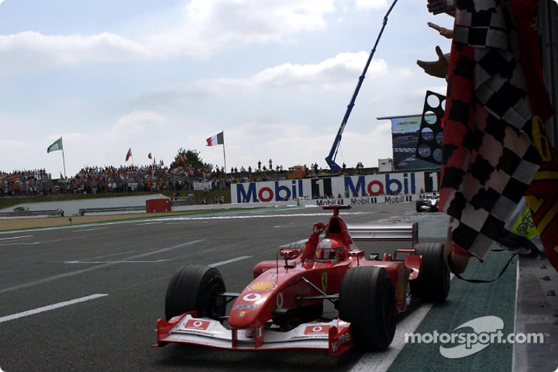 Michael Schumacher passe sous le drapeau à damier