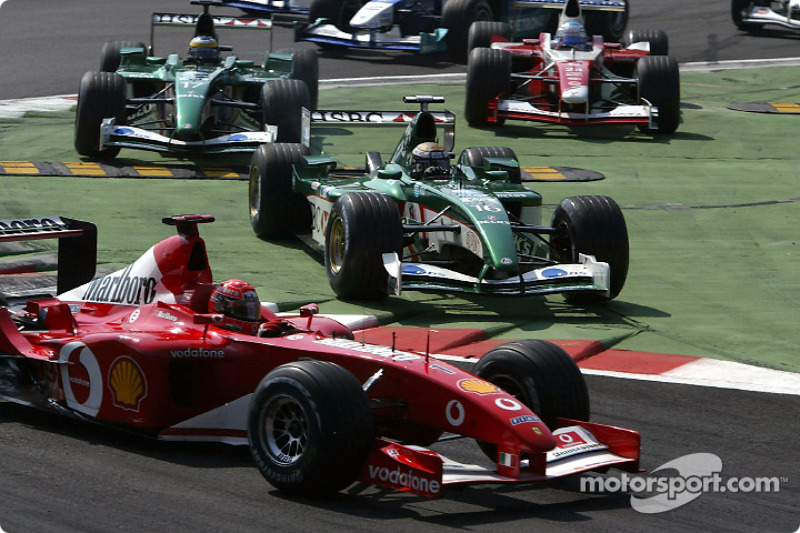 La arrancada: Michael Schumacher y Eddie Irvine