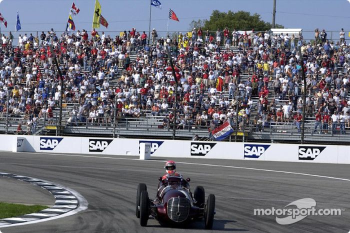 Michael Schumacher maneja el Maserati 8CTF