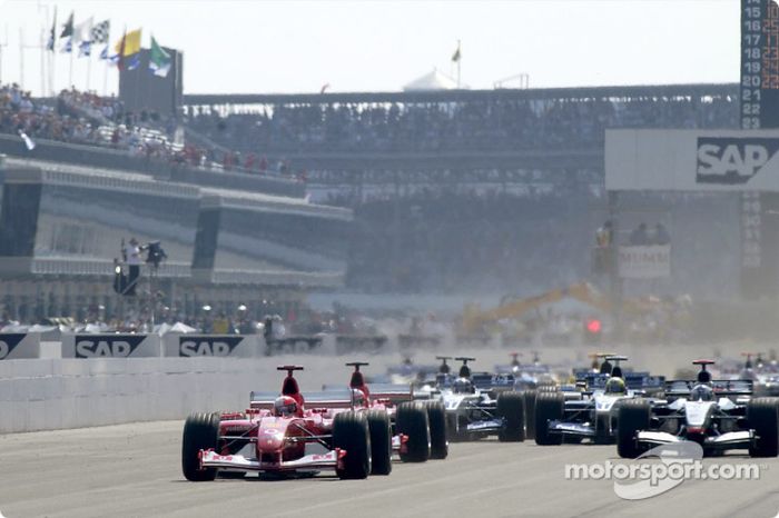 La arrancada: Michael Schumacher toma la delantera