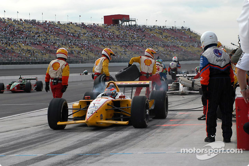 Arrêt au stand pour Jimmy Vasser