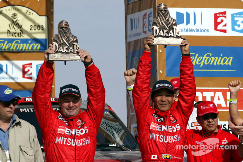 Los ganadores Hiroshi Masuoka y Andreas Schulz celebran su victoria