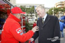 Corrado Provera estrecha la mano de Max Mosley