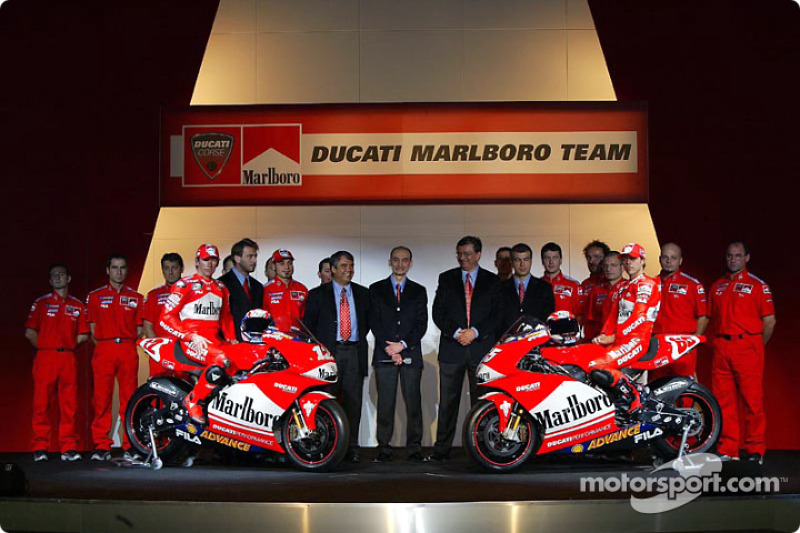 Los pilotos Loris Capirossi y Troy Bayliss y el equipo Ducati Marlboro