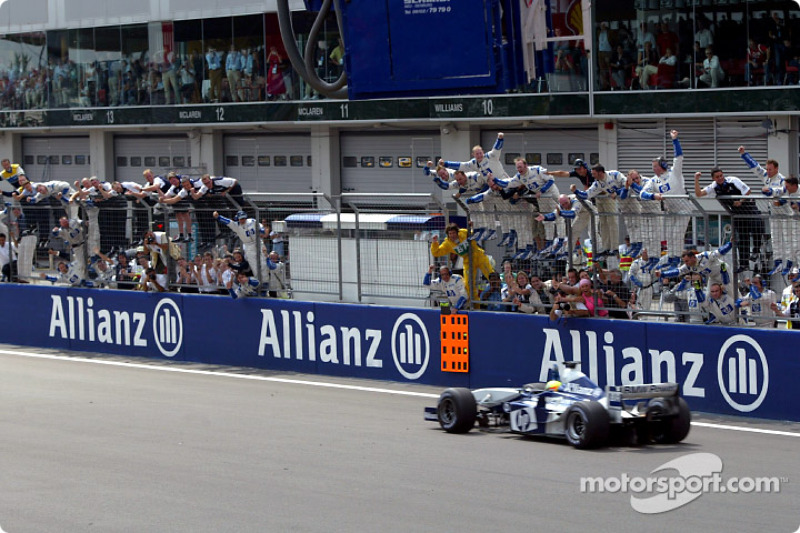 Le vainqueur Ralf Schumacher salué par les membres de Williams BMW