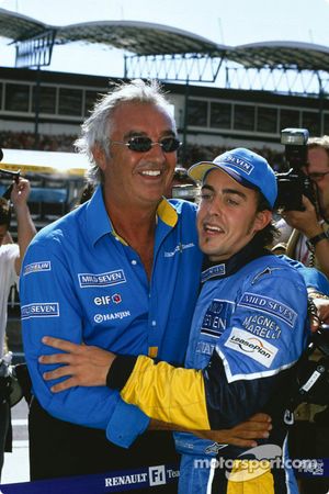 El ganador Fernando Alonso celebra con Flavio Briatore