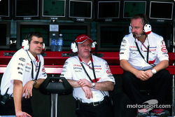 Dieter Gass, Richard Cregan y Mike Gascoyne en el stand de pared de pit