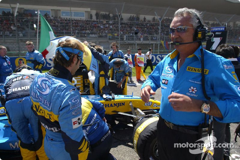 Jarno Trulli y Flavio Briatore en la parrilla de salida
