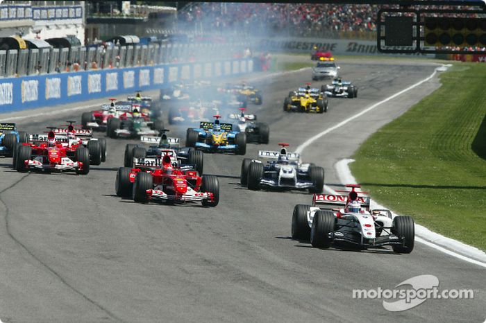 Inicio: Jenson Button toma la delantera sobre Michael Schumacher, Ferrari