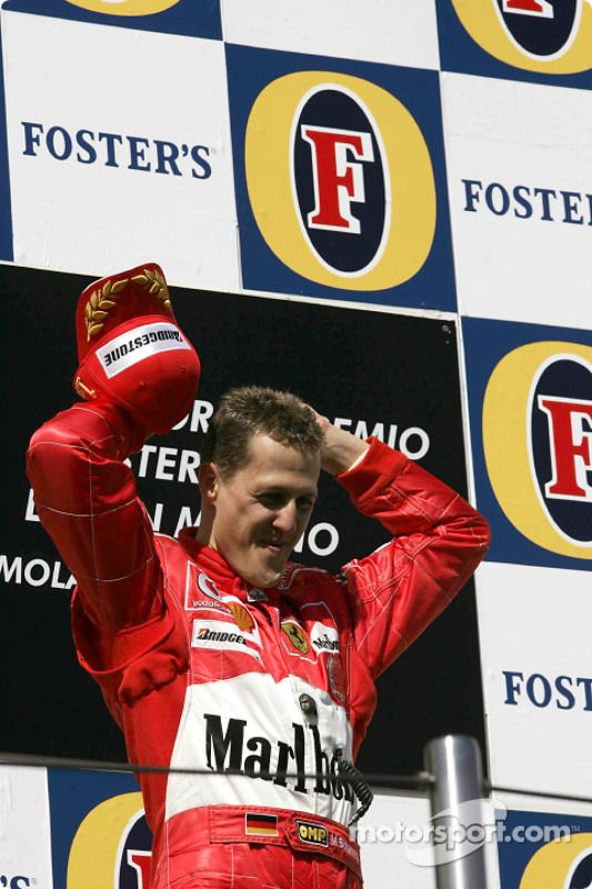 Podio: el ganador de la carrera Michael Schumacher