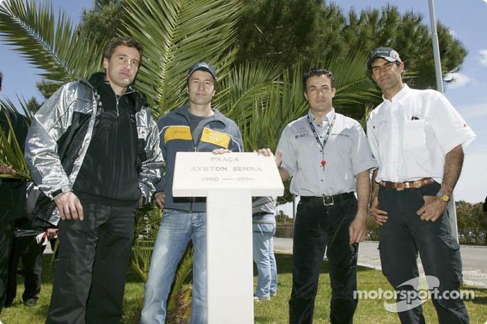 Bernd Schneider, Heinz-Harald Frentzen, Jean Alesi y Emanuele Pirro rinden homenaje a Ayrton Senna en la inauguración de la 'Ayrton Senna Square' en Estoril