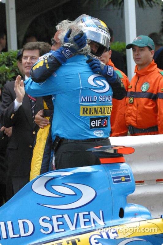 Jarno Trulli celebra la victoria con Flavio Briatore