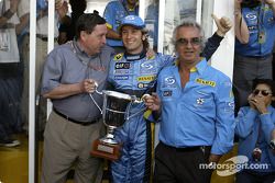 Jarno Trulli celebra su victoria con Patrick Faure y Flavio Briatore