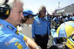 Pat Symmonds, Fernando Alonso y Flavio Briatore en la parrilla de salida