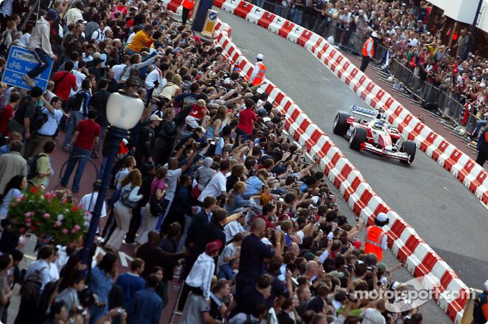 Cristiano da Matta da show a la gente de Londres