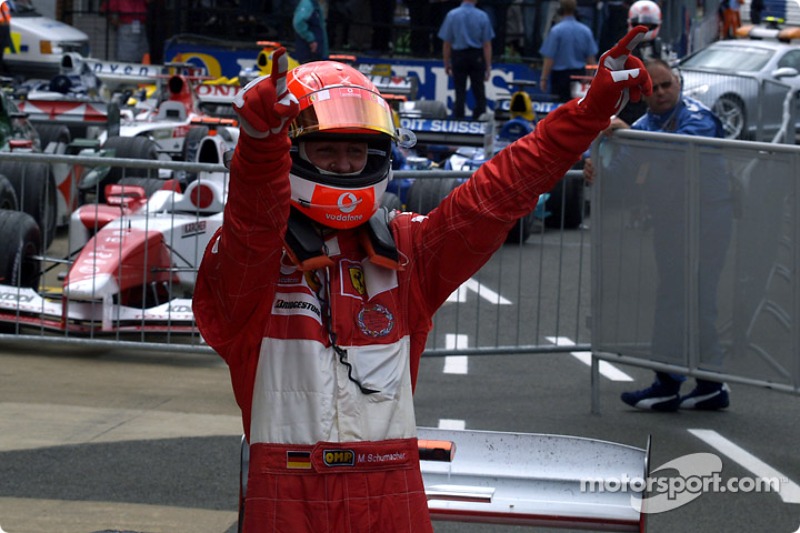 Ganador de la carrera Michael Schumacher celebra la victoria