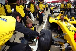 Les pilotes Jordan Timo Glock, Nick Heidfeld et Giorgio Pantano affrontent les ingénieurs dans un défi d'arrêt aux stands