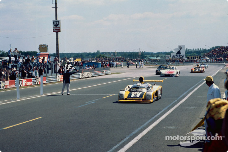 #2 Renault Sport Renault-Alpine A442B: Didier Pironi, Jean-Pierre Jaussaud, toma la bandera a cuadros. 