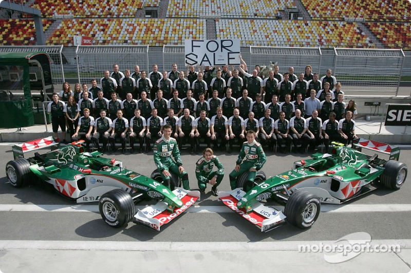 Foto de grupo: Mark Webber, Bjorn Wirdheim, Christian Klien y los miembros del equipo Jaguar