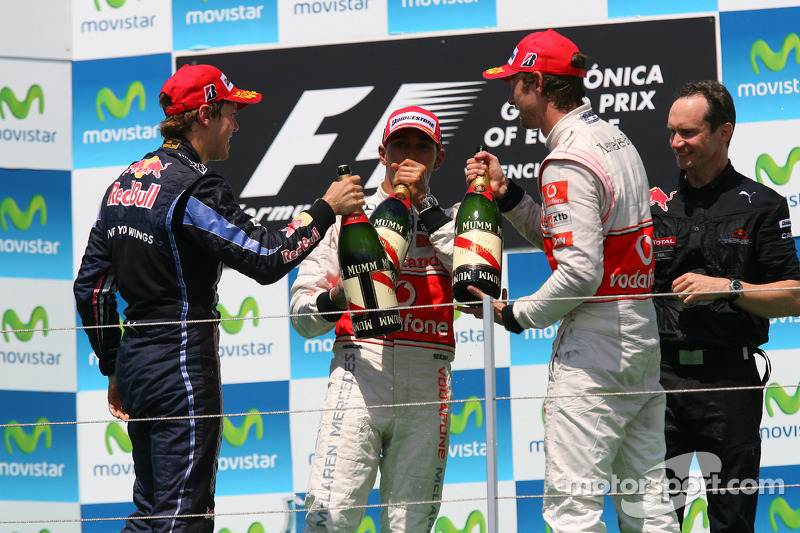 2010. Валенсія. Подіум: 1. Себастьян Феттель, Red Bull - Renault. 2. Льюіс Хемілтон, McLaren-Mercedes. 3. Дженсон Баттон, McLaren-Mercedes