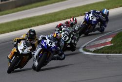 #8 Team Graves Yamaha - Yamaha YZF-R6: Josh Herrin bloque Eslick au virage 2