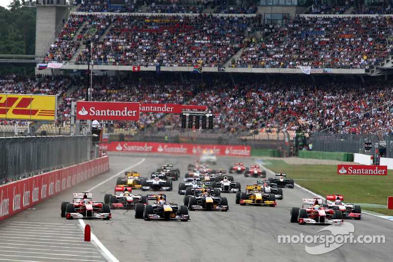 Феліпе Масса (Ferrari) випереджає Фернандо Алонсо (Ferrari) та Себастьяна Феттеля (Red Bull Renault) на старті