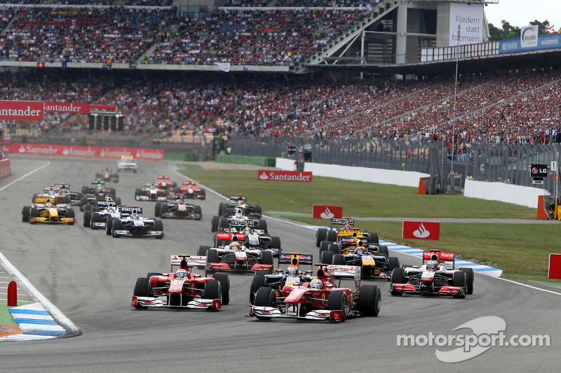 Феліпе Масса (Ferrari) випереджає Фернандо Алонсо (Ferrari) та Себастьяна Феттеля (Red Bull Renault) на старті