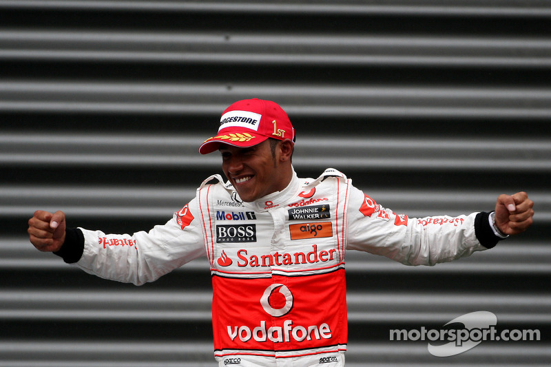 Podium: race winnaar Lewis Hamilton