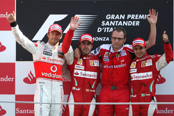 Podio: ganador de la carrera Fernando Alonso, Scuderia Ferrari, segundo lugar de Jenson Button, McLa